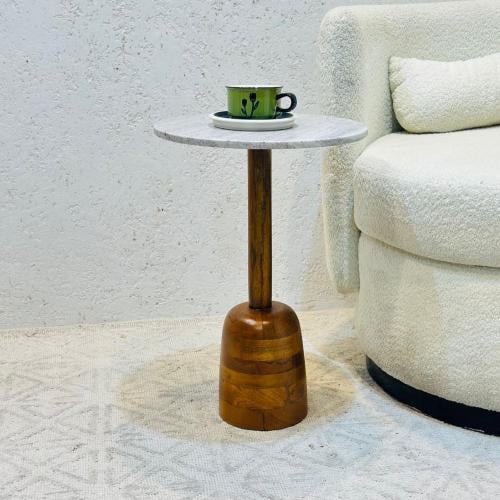 طاولة جانبية أنيقة بتصميم عصري وبسيط.