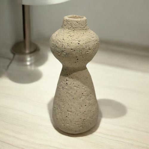 حامل شموع اسمنتي لون بيج 7.5×7.5×20 سم