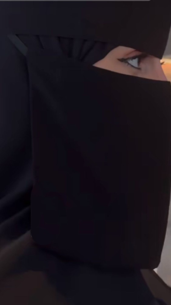 نقاب مشبك صغير مايل مبطن حرير مائل