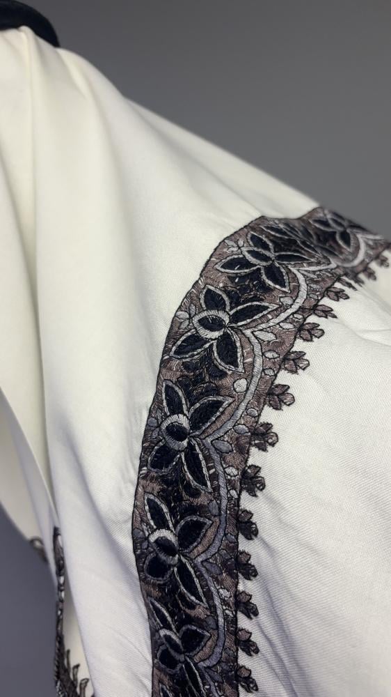 شال شتوي مطرز لون رمادي