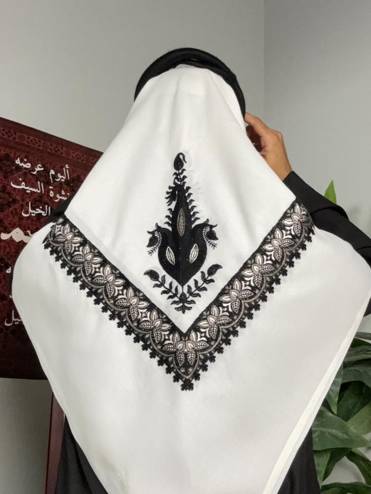 شال شتوي بتطريز اسود