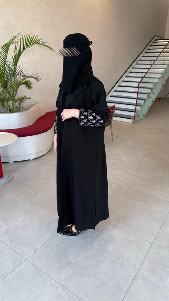 عبايات سوداء باكمام مطرزة ميرا 2