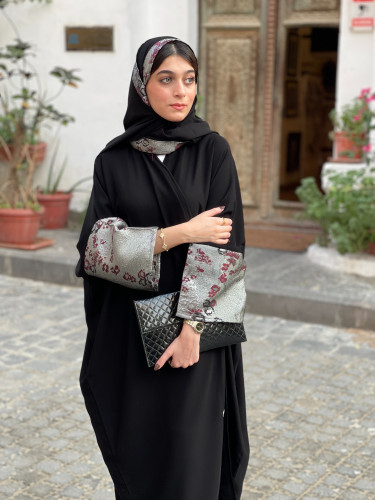عباية كريب سوداء بأكمام جاكار فضي