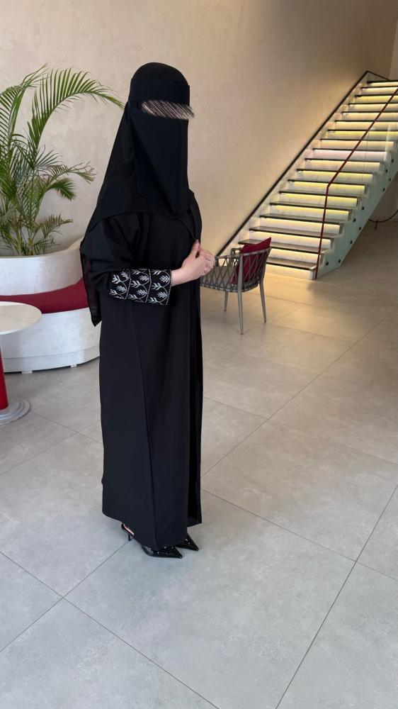 عبايات سوداء باكمام مطرزة ميرا