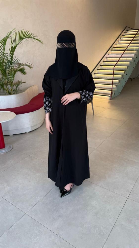 عبايات سوداء باكمام مطرزة ميرا 1