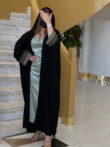 عباية نص بشت سوداء مطرزه (سدو 60)