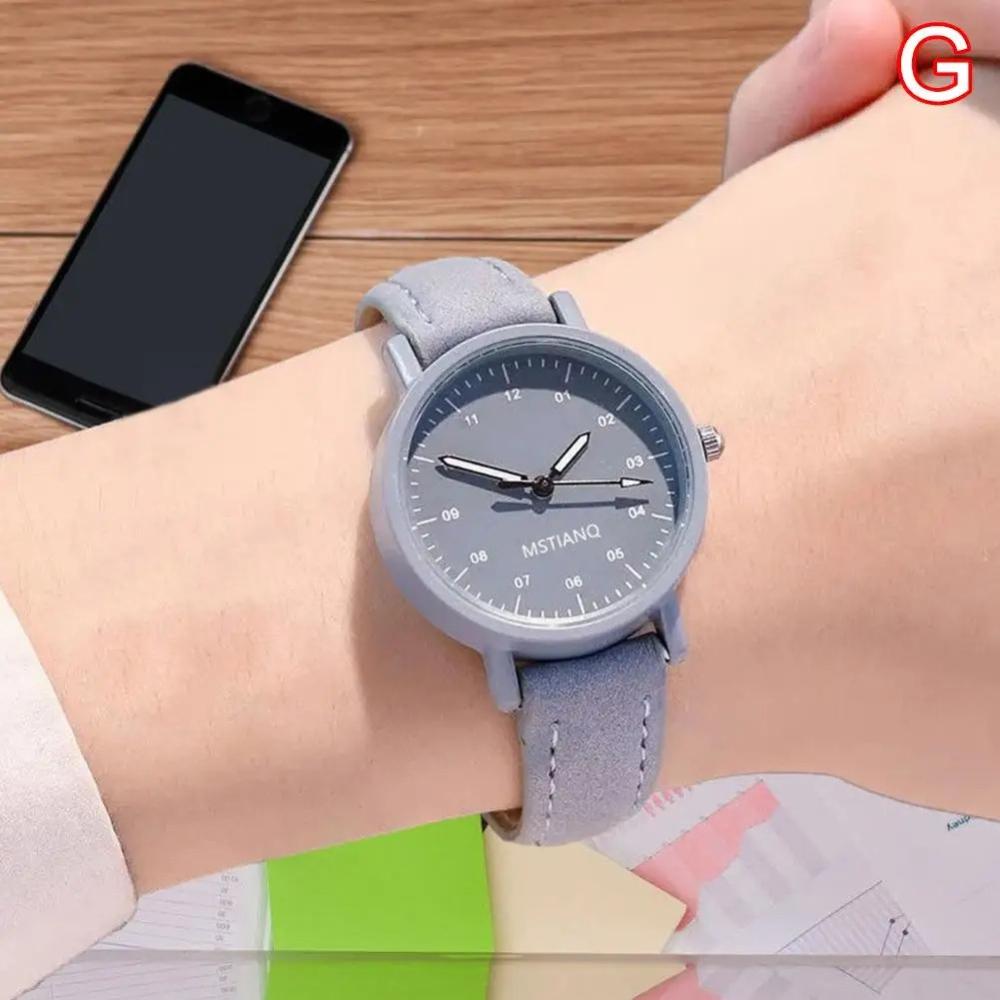 ساعة للنساء بحزام جلدي