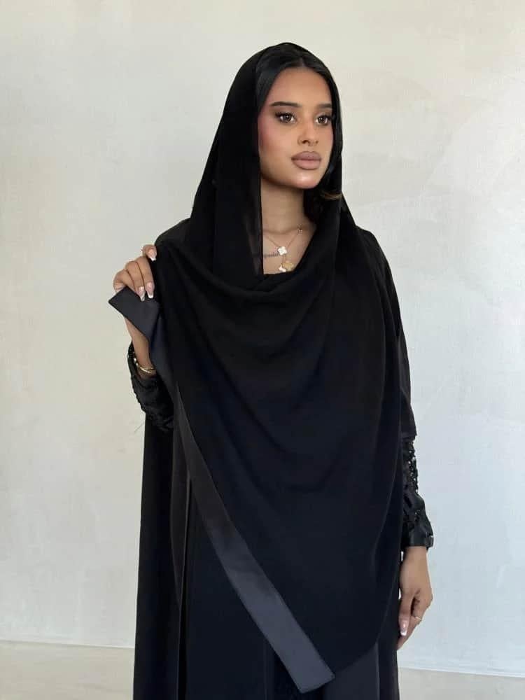 العباية السوداء