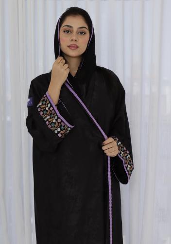عباية جاكار مع ورود بنفسجي