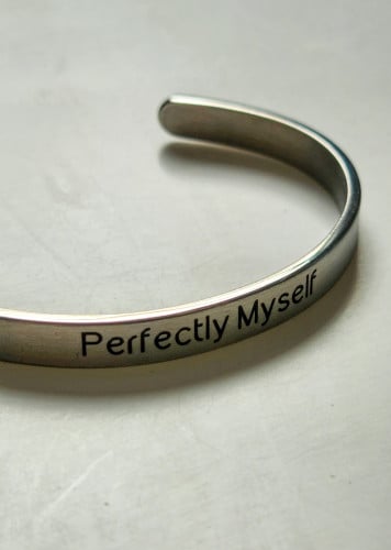 اسوارة "Perfectly Myself" فضية