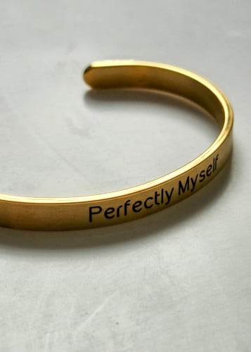 اسوارة "Perfectly Myself" ذهبية