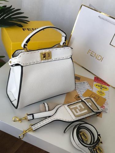 شنطة وسط ابيض 16757