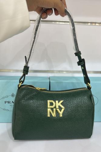 شنطة وسط اخضر 7010