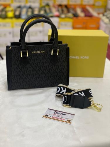 شنطة وسط اسود 8093