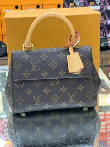 شنطة حجم صغير بني احرف 6885