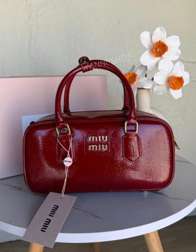 شنطة صغيرة عنابي لامع 7069