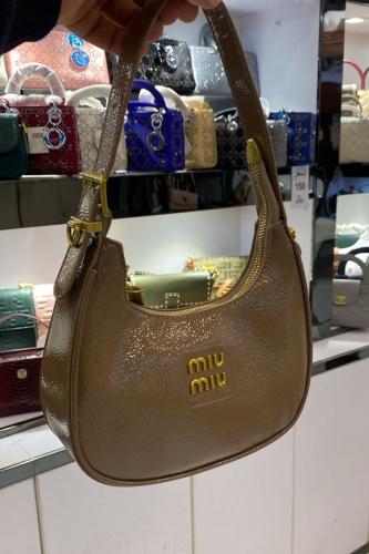 شنطة صغيرة كاكي لامع 170151