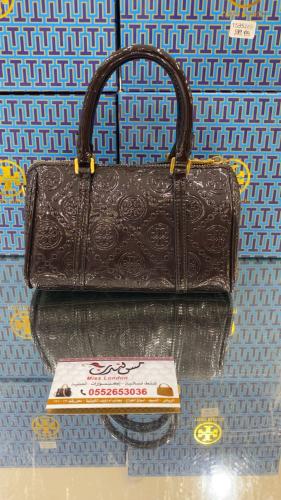 شنطة صغيرة بني غامق لامع 7079