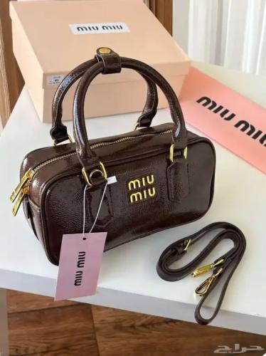 شنطة صغيرة بني غامق لامع 7068