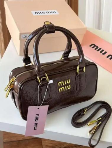 شنطة صغيرة كوفي لامع 9008