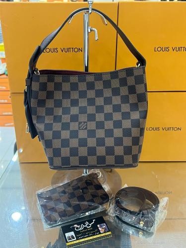 شنطة وسط بني مربعات 6928