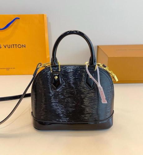 شنطة حجم صغير اسود لامع 6891