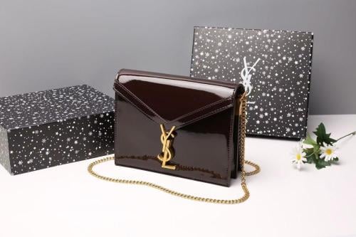 شنطة صغيرة بني غامق لامع 7062