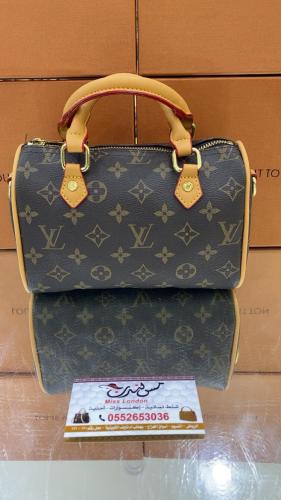 شنطة صغيرة بني احرف 8013