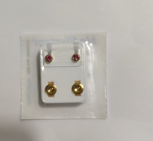 حلق نسائي طبي أمريكي مطلي بالذهب من ميدي سيستم ( سواروفسكي وردي غامق ) medisystem