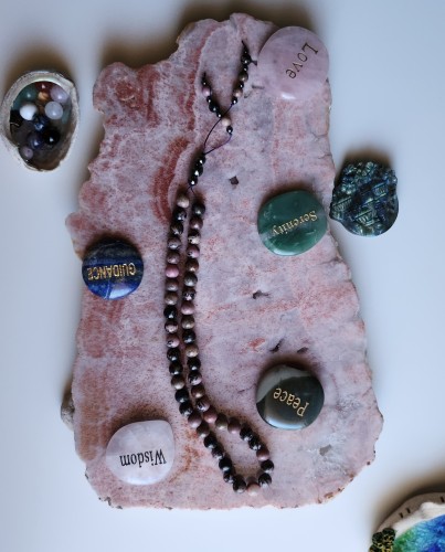 سبحة الحب من حجر الرودنايت Rhodonite المميز