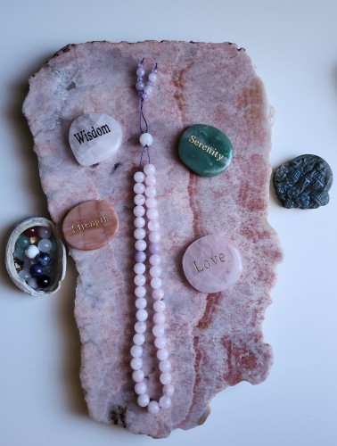 سبحة الحب من حجر الروز كوارتز Rose Quartz و الليبو...