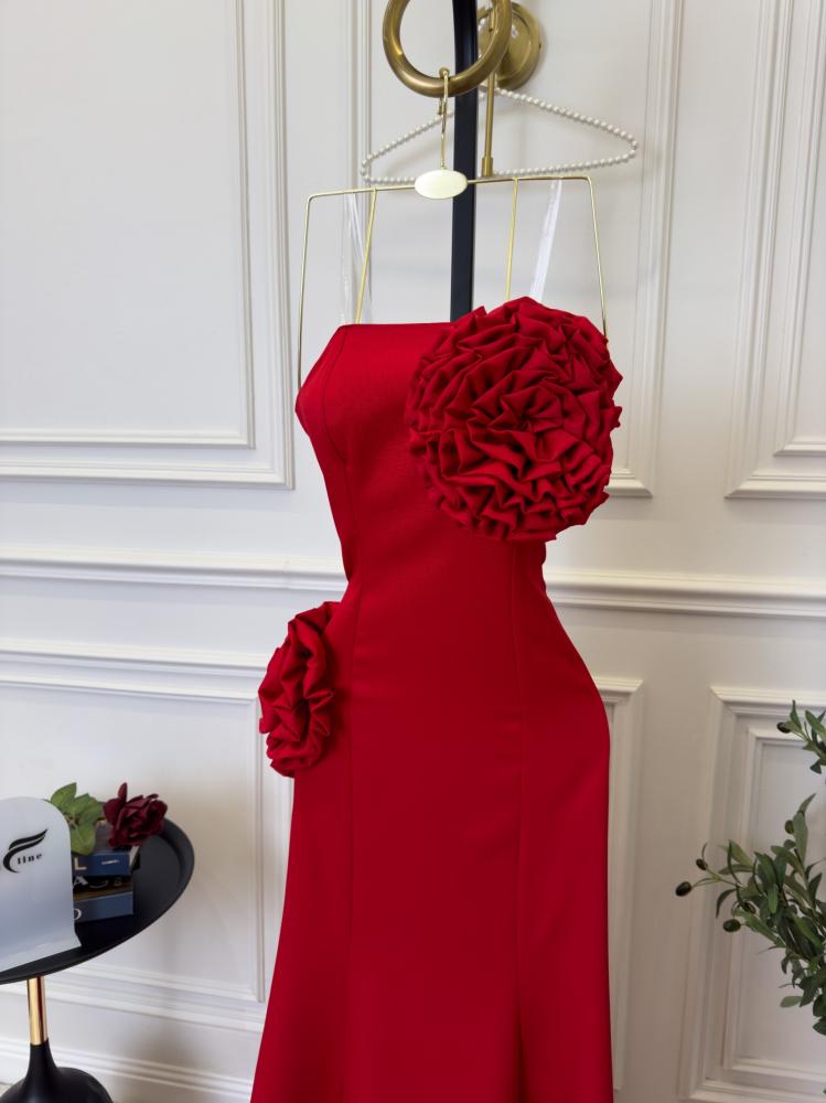 فستان احمر مع ورد