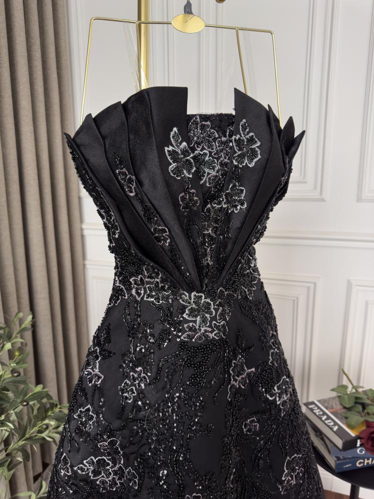 فستان سهرة اسود مع تصميم وتطريز فخم