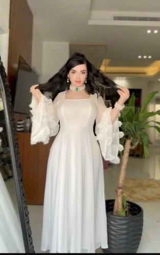 فستان ابيض ناعم