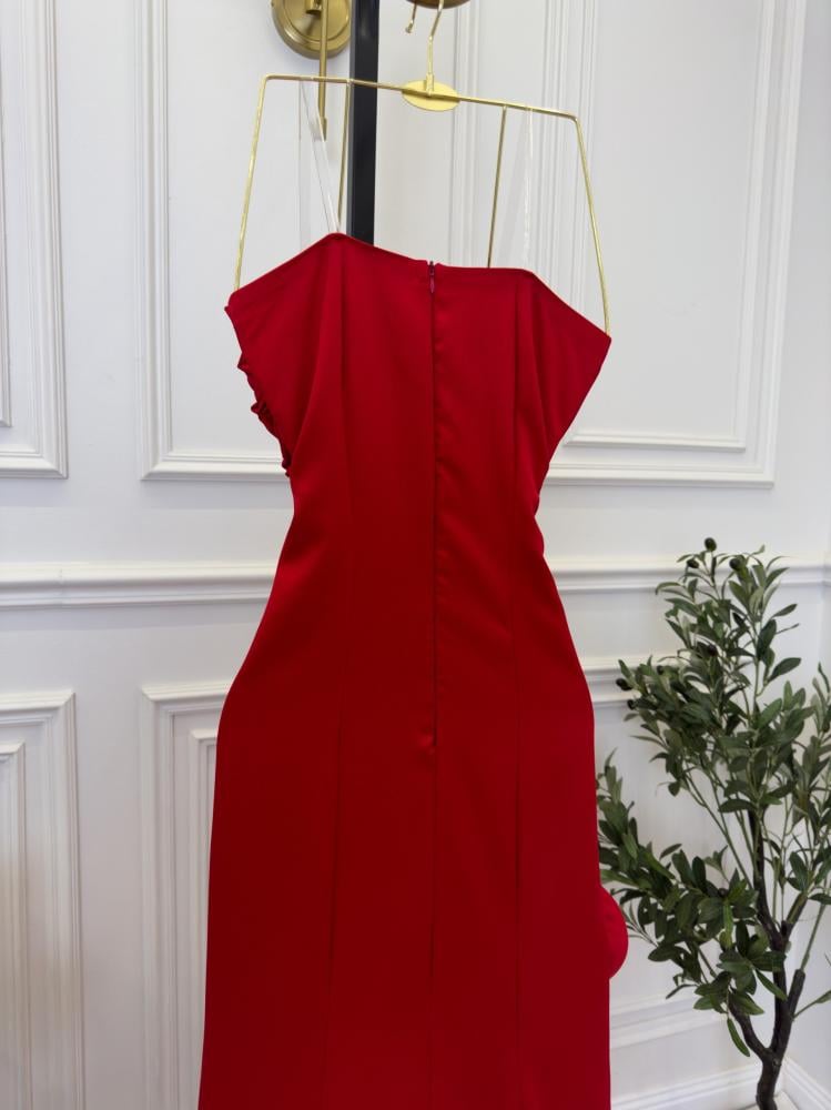 فستان احمر مع ورد