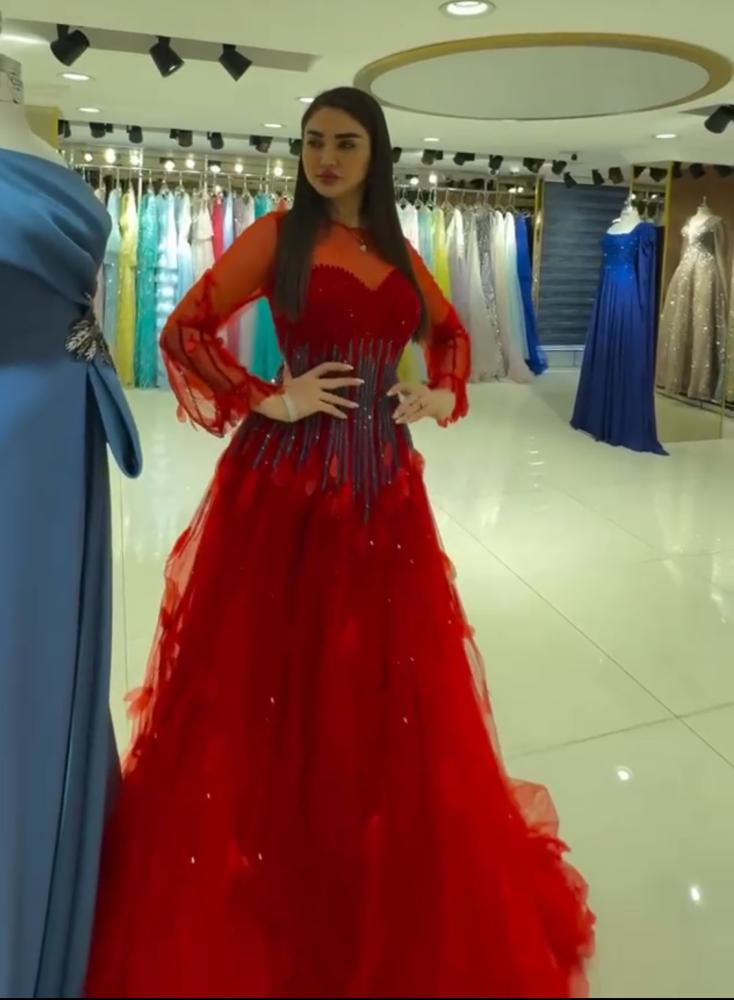 فستان احمر مع تطريز راقي