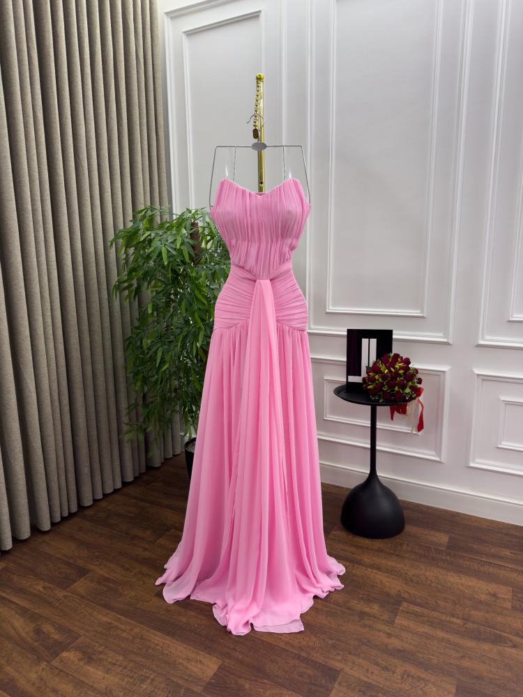 فستان وردي فخم