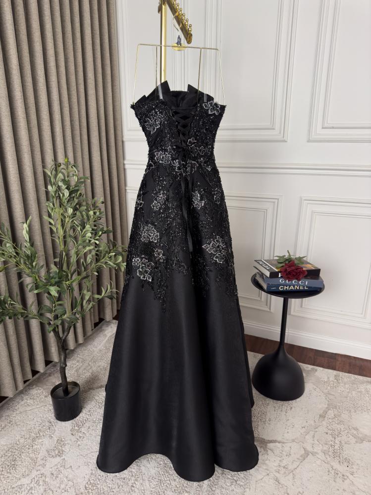 فستان سهرة اسود مع تصميم وتطريز فخم