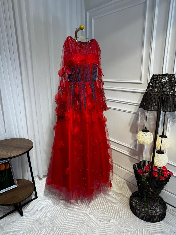 فستان احمر مع تطريز راقي