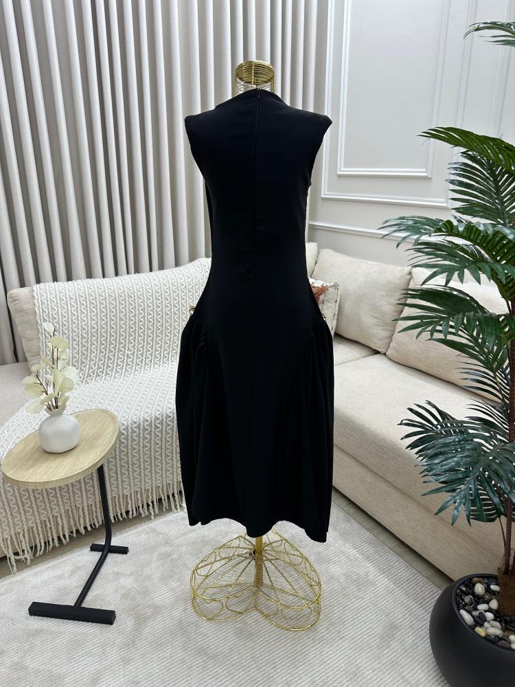 فستان اسود السن المحير