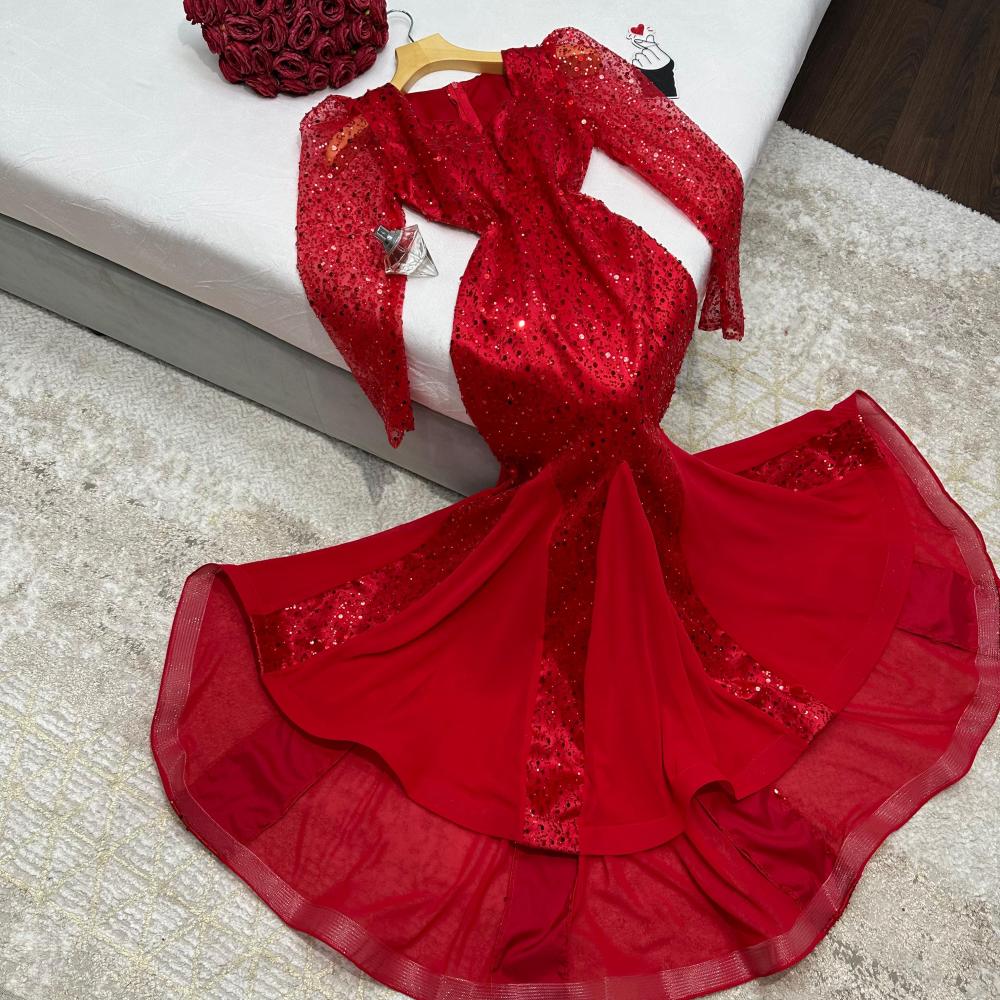 فستان احمر فخم