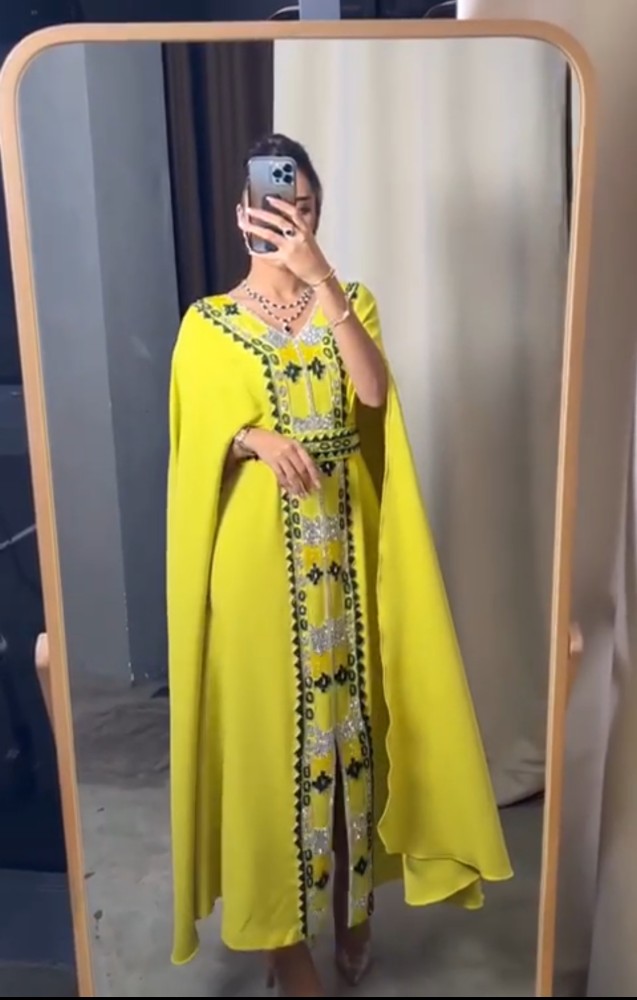 فستان اصفر ذهبي