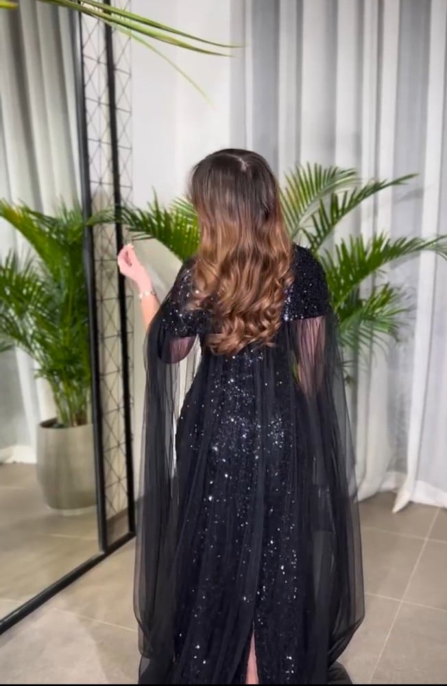 فستان اسود لامع