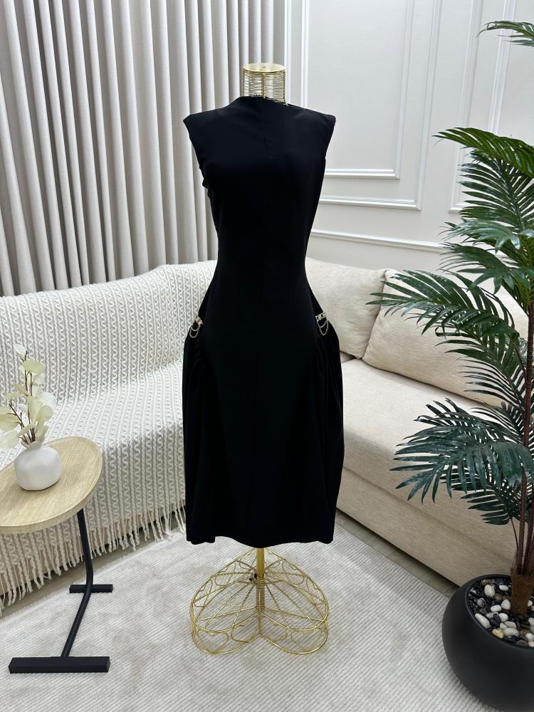 فستان اسود السن المحير