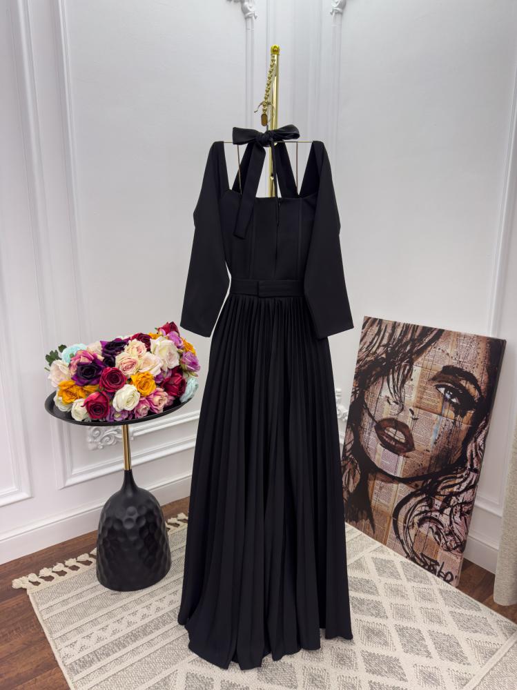 فستان انيق اللون اسود