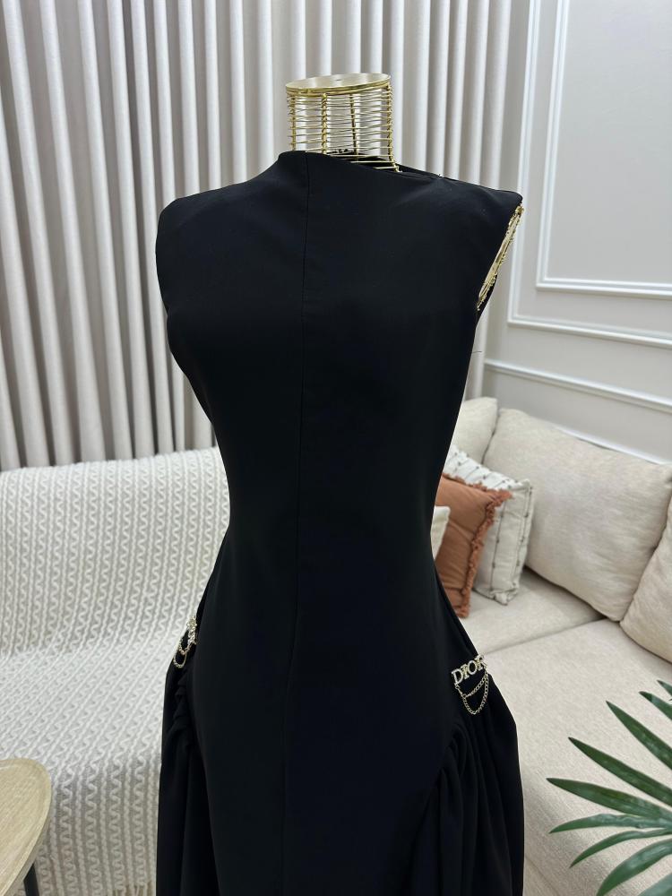 فستان اسود السن المحير