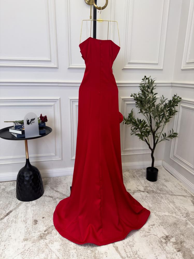 فستان احمر مع ورد