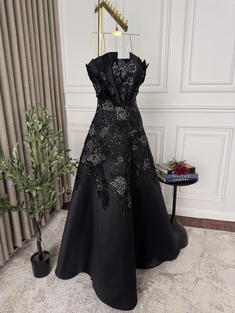 فستان سهرة اسود مع تصميم وتطريز فخم