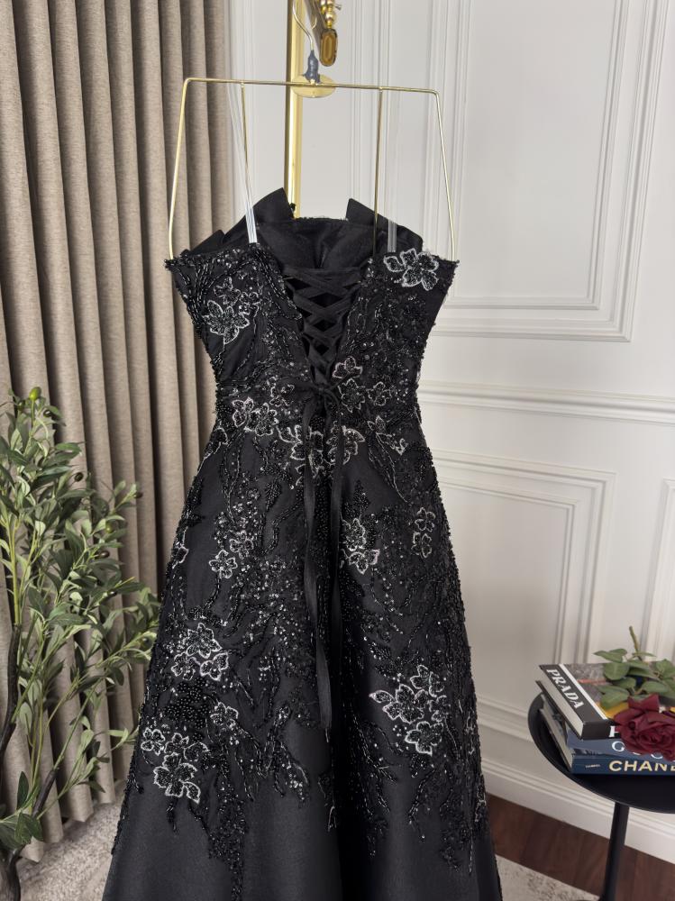 فستان سهرة اسود مع تصميم وتطريز فخم