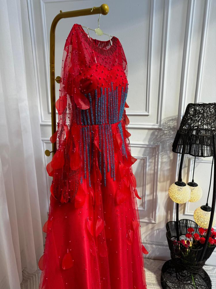 فستان احمر مع تطريز راقي